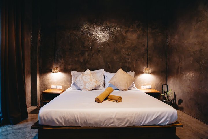 Room 4 of 32