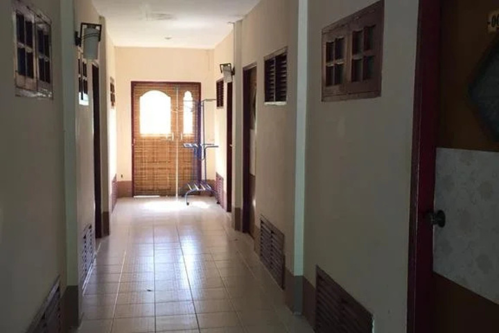 Room 5 of 8