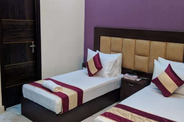 Room 6 of 13