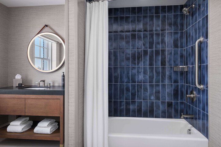 2 Queen Beds Accessible Corner Mobility Bathtub (1 of 12)