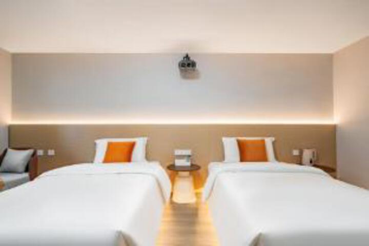 Room 7 of 9