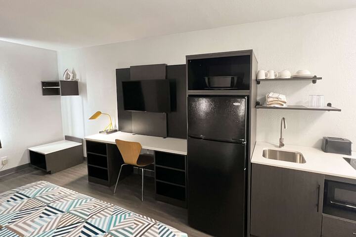 1 Queen Bed Kitchen (17 of 30)