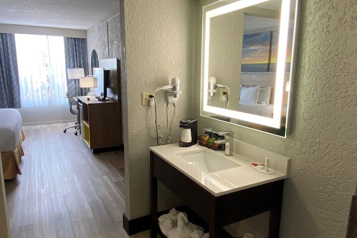 1 King Bed Deluxe Room (3 of 11)