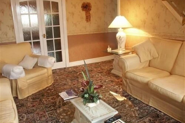 Lounge 15 of 16
