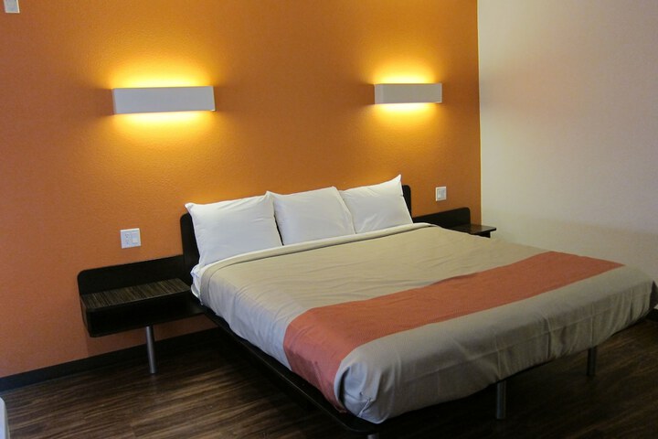 Room 2 of 7