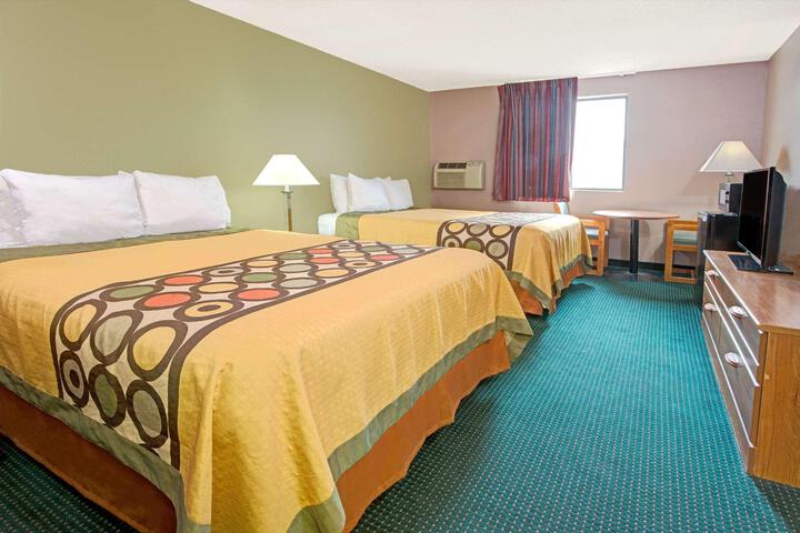 1 Queen Bed (16 of 18)