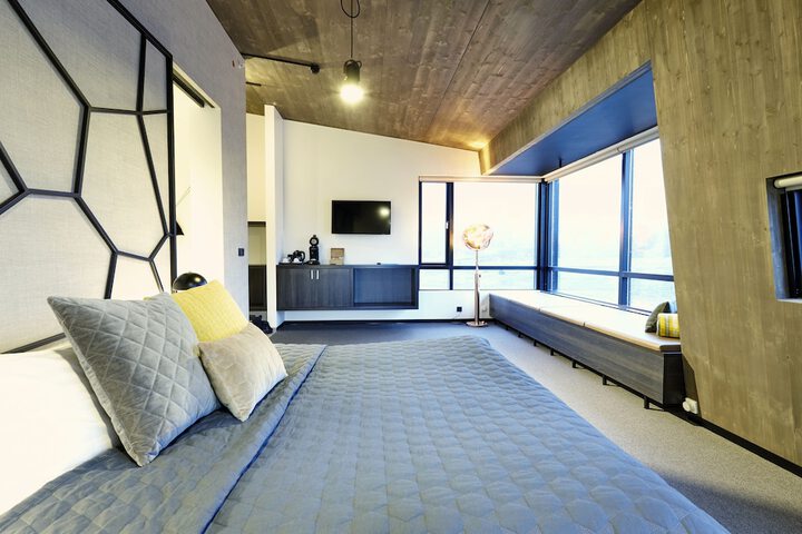 Room 9 of 76