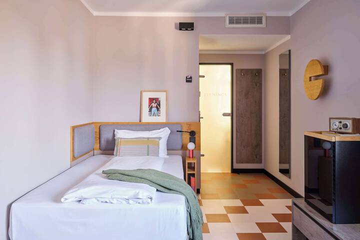 Room 18 of 84