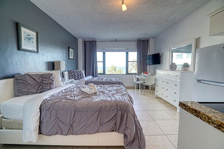 Room 28 of 244