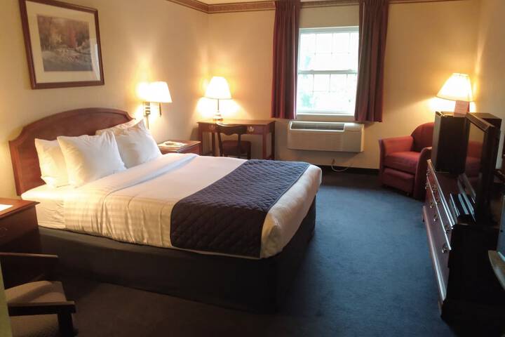 1 Queen Bed (4 of 6)