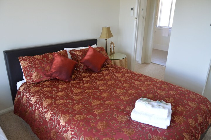 Room 4 of 16