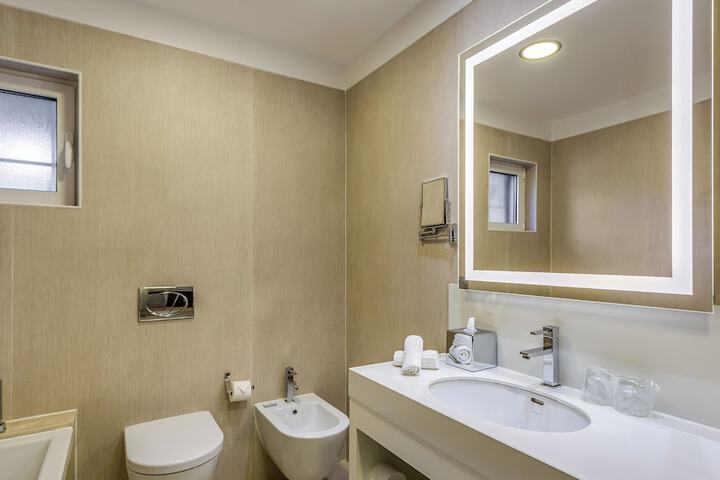 Room 102 of 187