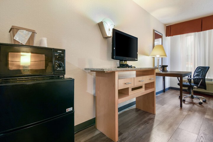 1 King Bed Microwave and Refrigerator Work Desk WiFi Full Breakfast (12 of 12)