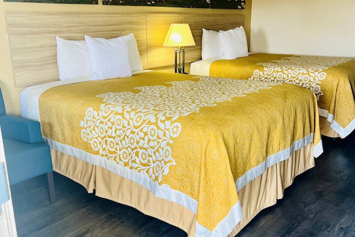 1 Queen Bed (3 of 12)