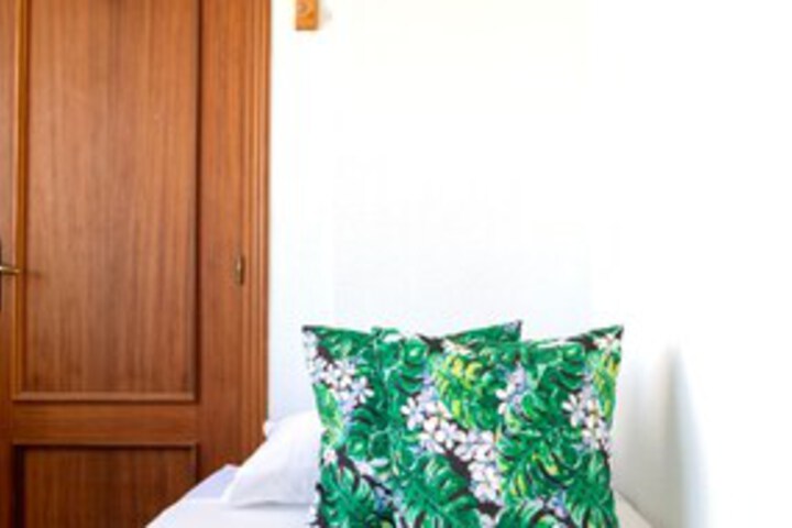 Room 8 of 28