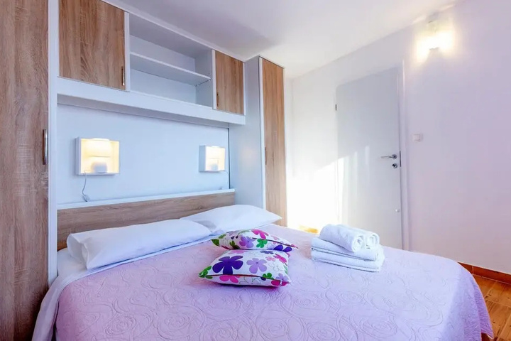 Room 4 of 14