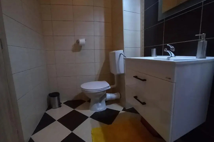 Room 9 of 13