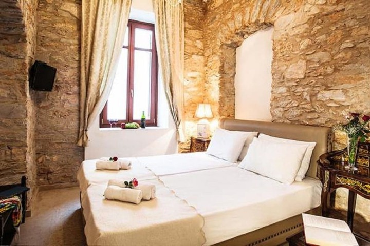 Room 4 of 9
