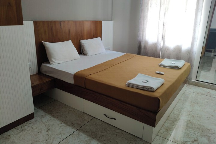 Room 13 of 36
