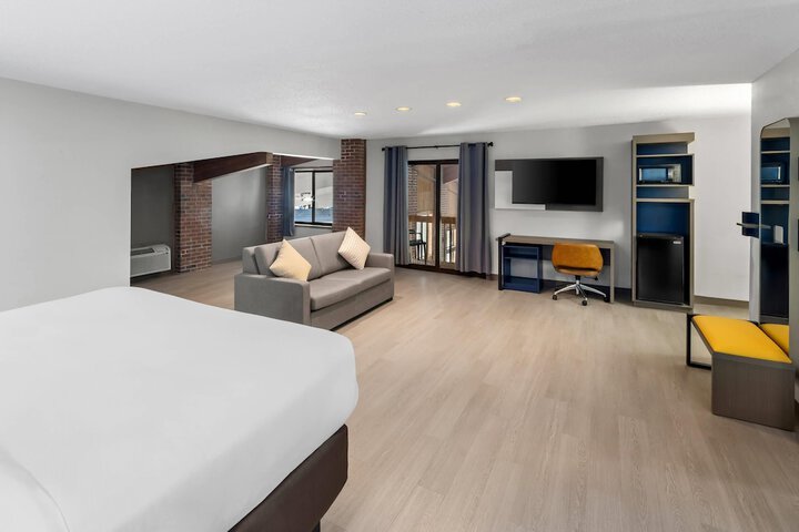 Room 9 of 32