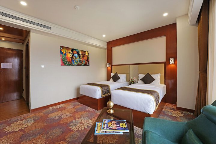 Room 15 of 33