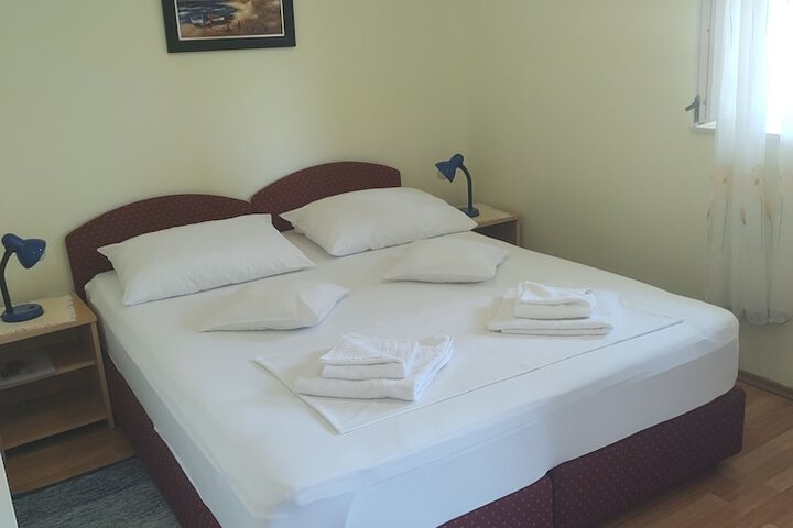 Room 3 of 53