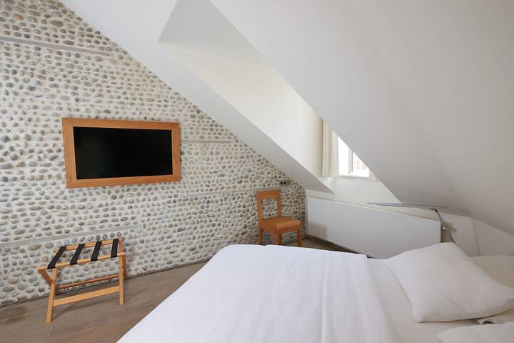 Room 5 of 44