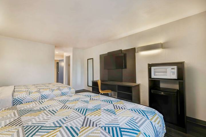 2 Queen Beds (1 of 9)