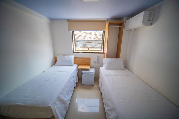 Room 4 of 10