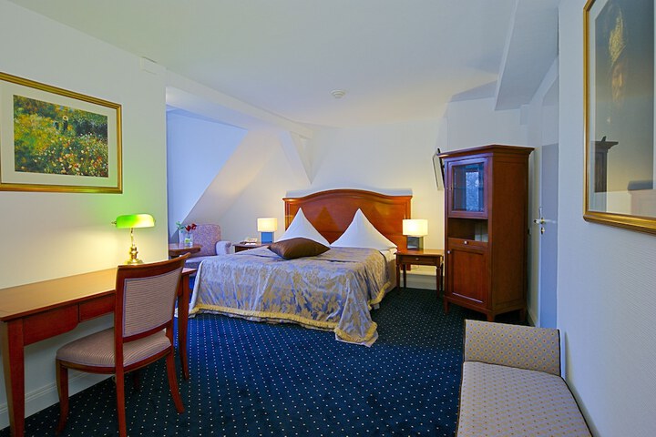 Room 7 of 33
