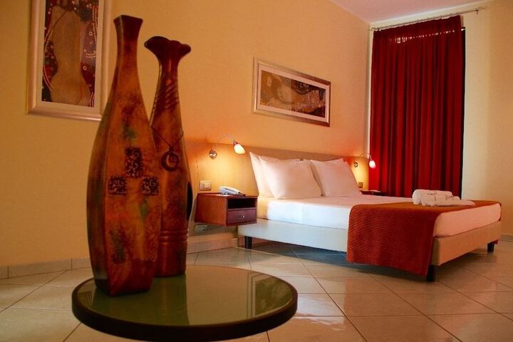 Room 4 of 28