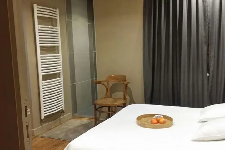 Room 3 of 8