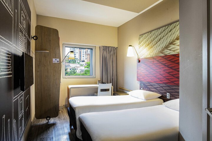 Room 13 of 77
