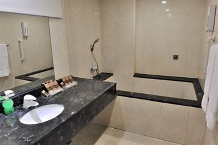 Room 3 of 28