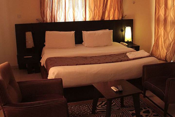 Room 9 of 14