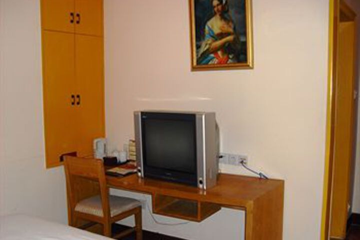 Room 8 of 15