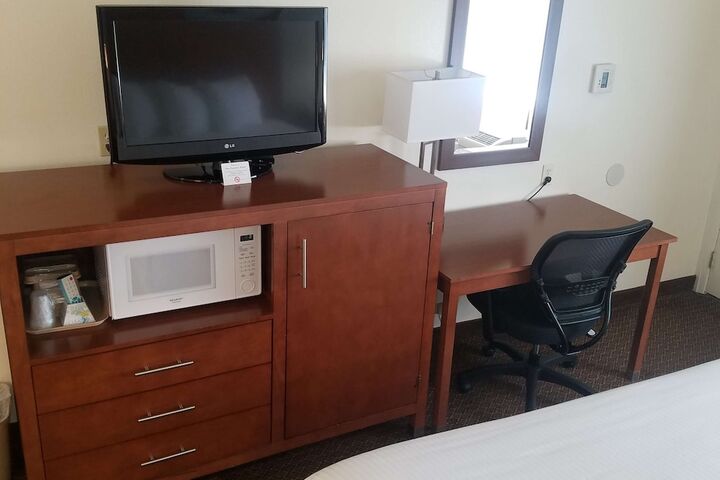1 King Bed Flat Screen Television Microwave and Refrigerator High Speed Internet Accessible Continental Breakfast (18 of 20)