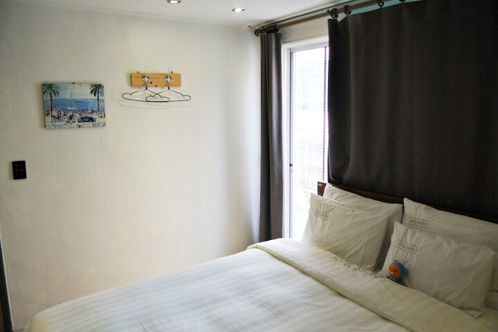 Room 11 of 28