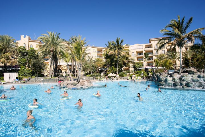 Hotel with Pool