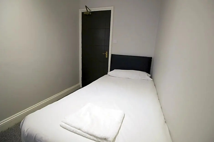 Room 6 of 12