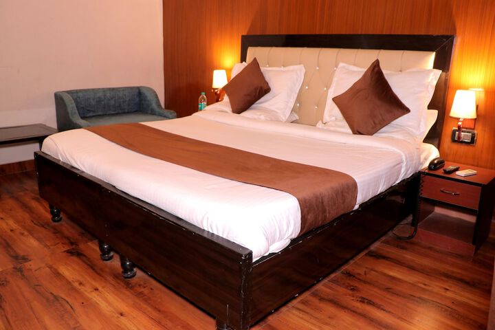 Room 6 of 13