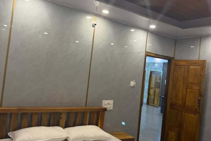 Room 4 of 11