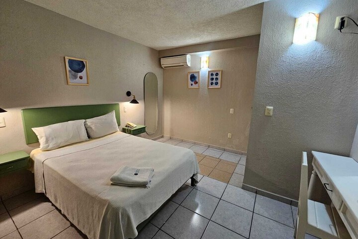 Room 13 of 32
