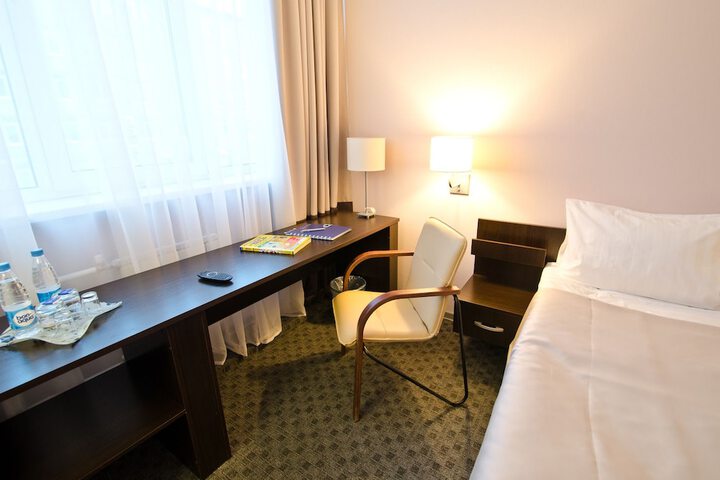 Room 6 of 42