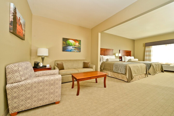Accessible 2 Queen Mobility Accessible Communication Assistance Bathtub Microwave and Refrigerator WiFi Full Breakfast (12 of 15)