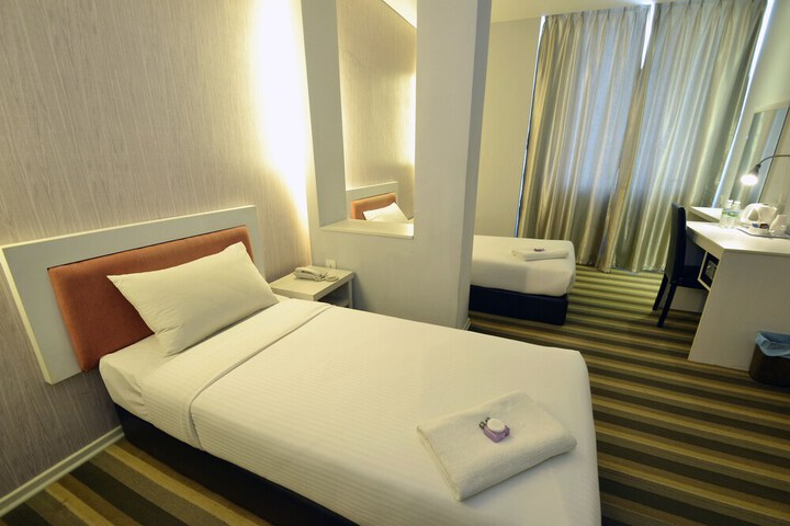 Room 4 of 16