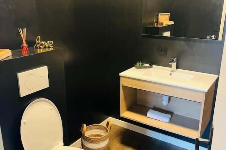 Room 10 of 14