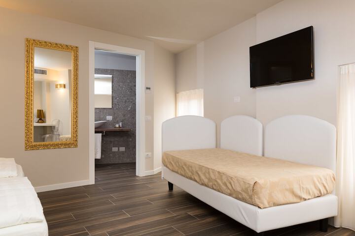 Room 27 of 73