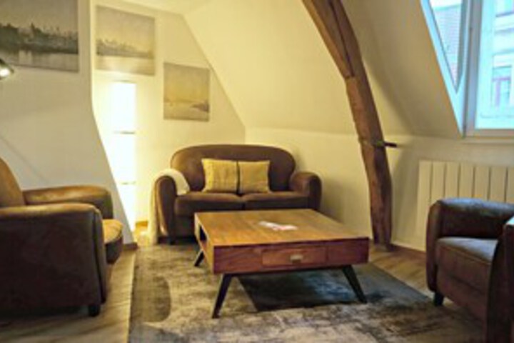 Room 7 of 12