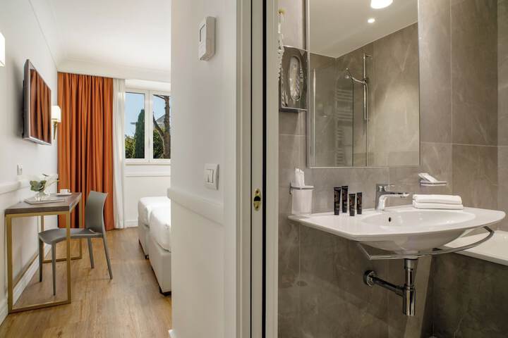 Room 42 of 80